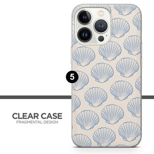 K&ouml;nnte beinhalten: Eine transparente Handyh&uuml;lle mit einem Muster aus blauen Muscheln auf beigefarbenem Hintergrund. Die H&uuml;lle ist f&uuml;r ein iPhone mit einer Kamerabuckel konzipiert.