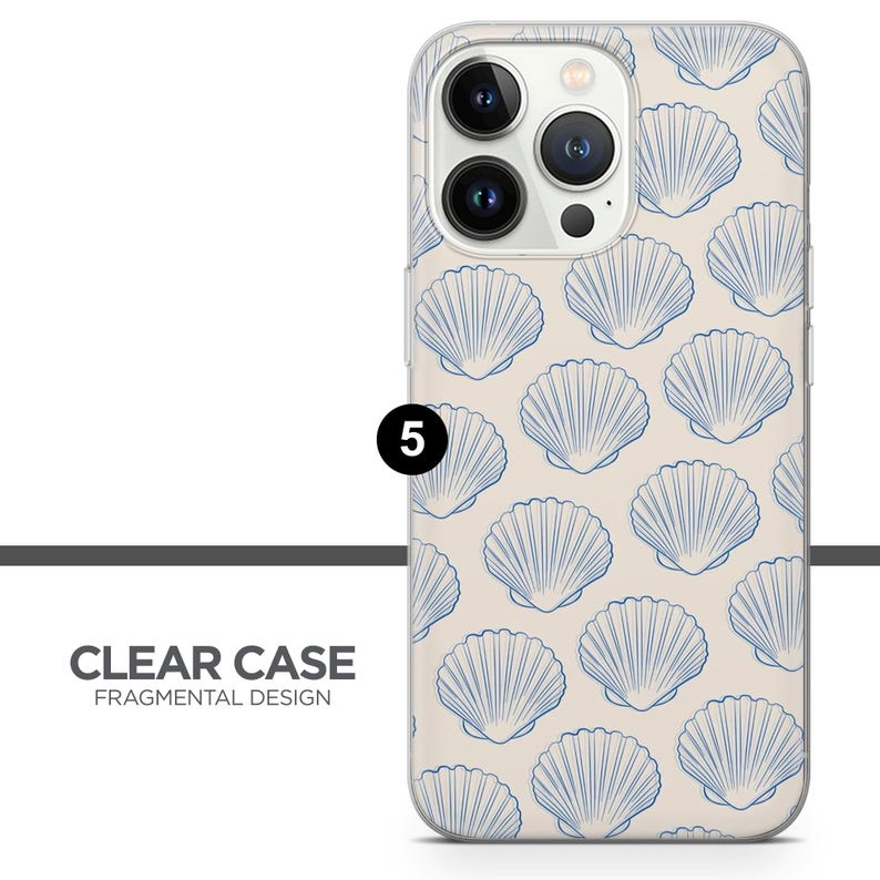 K&ouml;nnte beinhalten: Eine transparente Handyh&uuml;lle mit einem Muster aus blauen Muscheln auf beigefarbenem Hintergrund. Die H&uuml;lle ist f&uuml;r ein iPhone mit einer Kamerabuckel konzipiert.
