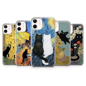 Könnte beinhalten: Satz von fünf Handyhüllen mit verschiedenen künstlerischen Designs mit Katzen. Die Designs umfassen eine sternenklare Nachtszene, eine Cafészene, eine Sonnenblumenszene und eine Blumenszene. Jede Hülle hat einen transparenten Hintergrund und eine schwarze oder weiße Katze.