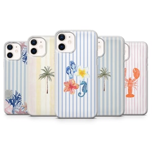 Puede incluir: Una colección de fundas para teléfonos con diseños de temática playera. Cada funda presenta un fondo a rayas verticales en varios colores pastel. Los diseños incluyen conchas marinas, palmeras, chanclas, flores, un caballito de mar y una langosta.