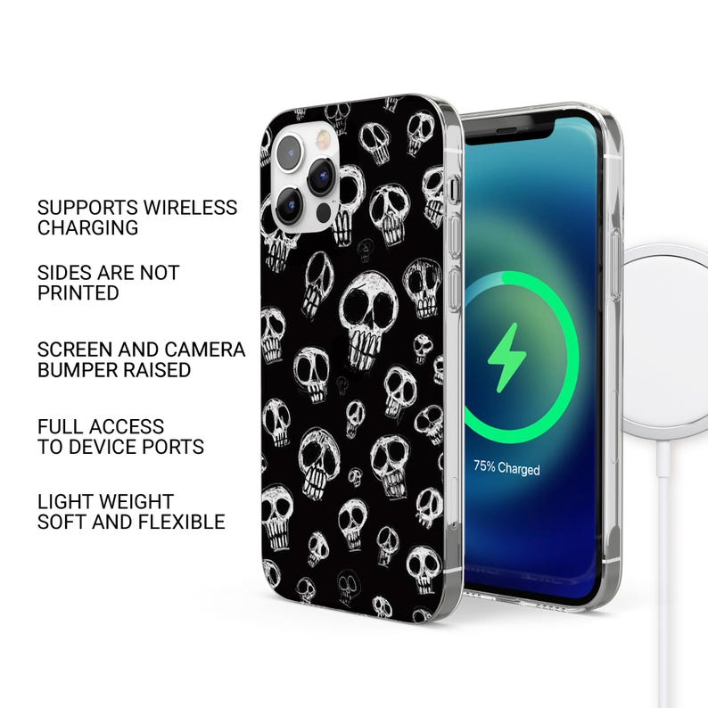 Puede incluir: Una funda de tel&eacute;fono negra con un patr&oacute;n de calaveras blancas. La funda es compatible con la carga inal&aacute;mbrica y tiene un parachoques elevado para proteger la pantalla y la c&aacute;mara. El texto "75% Charged" es visible en la pantalla del tel&eacute;fono.