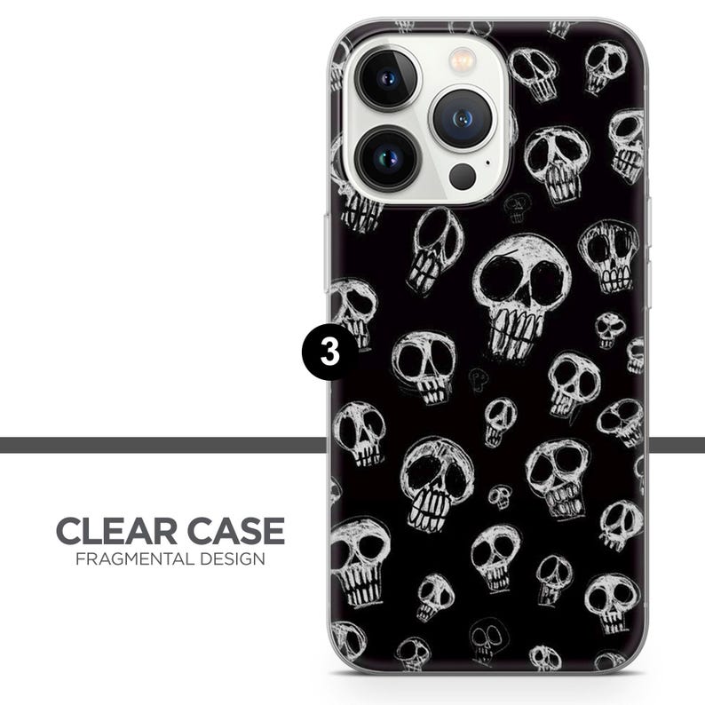 Puede incluir: Una funda transparente para tel&eacute;fono con fondo negro y un patr&oacute;n de calaveras blancas. La funda est&aacute; dise&ntilde;ada para un iPhone con un sistema de lente de c&aacute;mara triple.