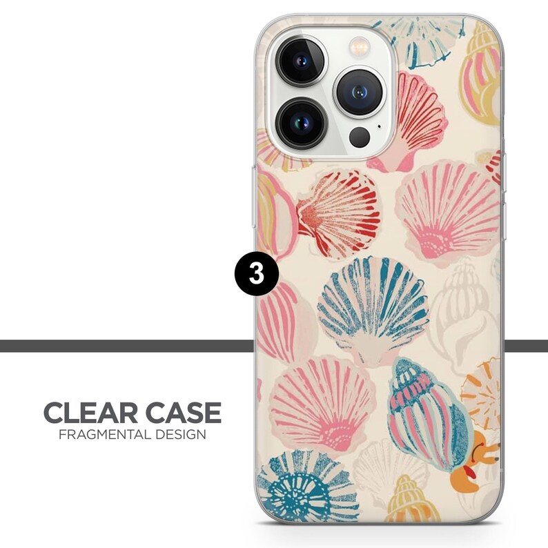 K&ouml;nnte beinhalten: Eine transparente Handyh&uuml;lle mit einem bunten Muschelmuster. Die H&uuml;lle ist f&uuml;r ein iPhone mit einer Kamerabuckel konzipiert. Die H&uuml;lle hat einen wei&szlig;en Hintergrund mit rosa, blauen, roten und gelben Muscheln.