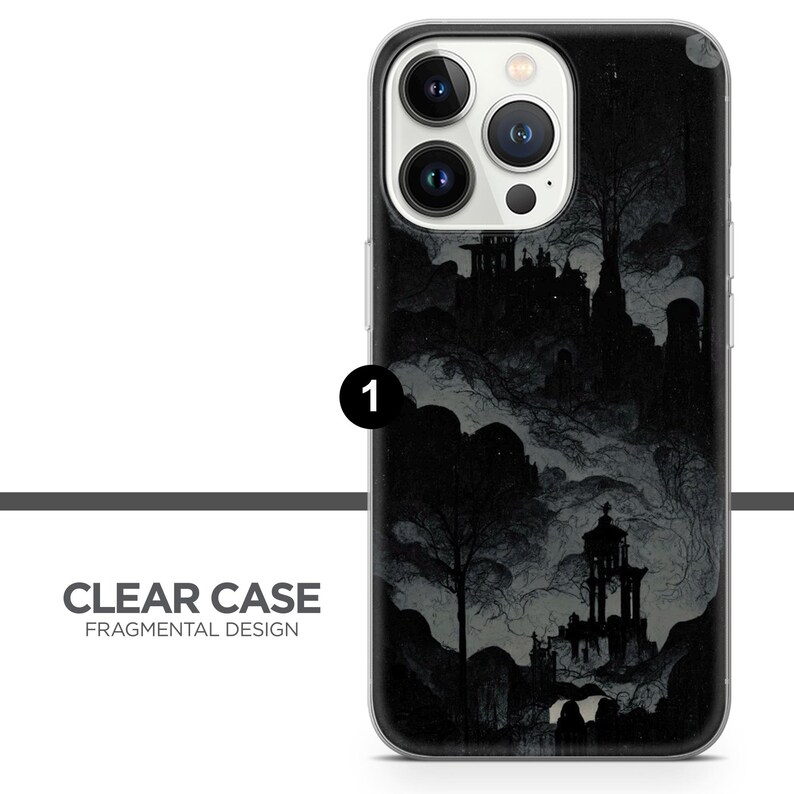 Puede incluir: Una funda transparente para tel&eacute;fono con un dise&ntilde;o en blanco y negro de un edificio y &aacute;rboles de estilo g&oacute;tico y espeluznante. El dise&ntilde;o est&aacute; fragmentado y parece ser una silueta.