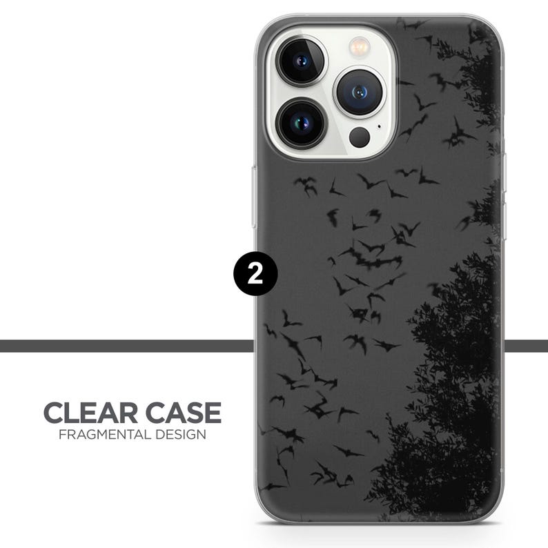Puede incluir: Carcasa transparente para tel&eacute;fono con un dise&ntilde;o en blanco y negro de murci&eacute;lagos y &aacute;rboles. La carcasa est&aacute; dise&ntilde;ada para un tel&eacute;fono con un sistema de triple c&aacute;mara.