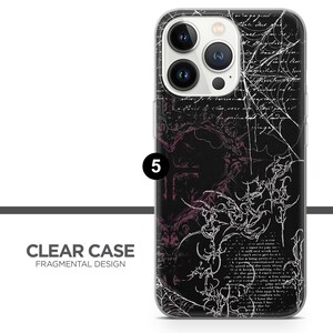 Puede incluir: Funda transparente para tel&eacute;fono con un dise&ntilde;o fragmentado en blanco y negro. La funda presenta un fondo oscuro con escritura blanca y patrones de telara&ntilde;a. El texto "CLEAR CASE FRAGMENTAL DESIGN" est&aacute; impreso en la parte inferior izquierda.