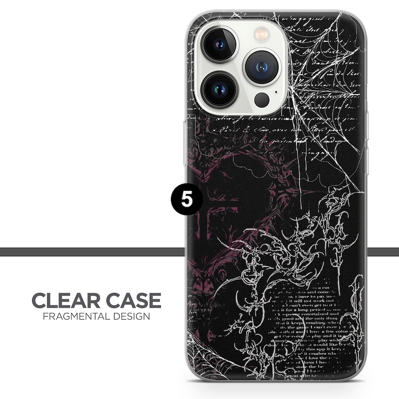 Puede incluir: Funda transparente para tel&eacute;fono con un dise&ntilde;o fragmentado en blanco y negro. La funda presenta un fondo oscuro con escritura blanca y patrones de telara&ntilde;a. El texto "CLEAR CASE FRAGMENTAL DESIGN" est&aacute; impreso en la parte inferior izquierda.