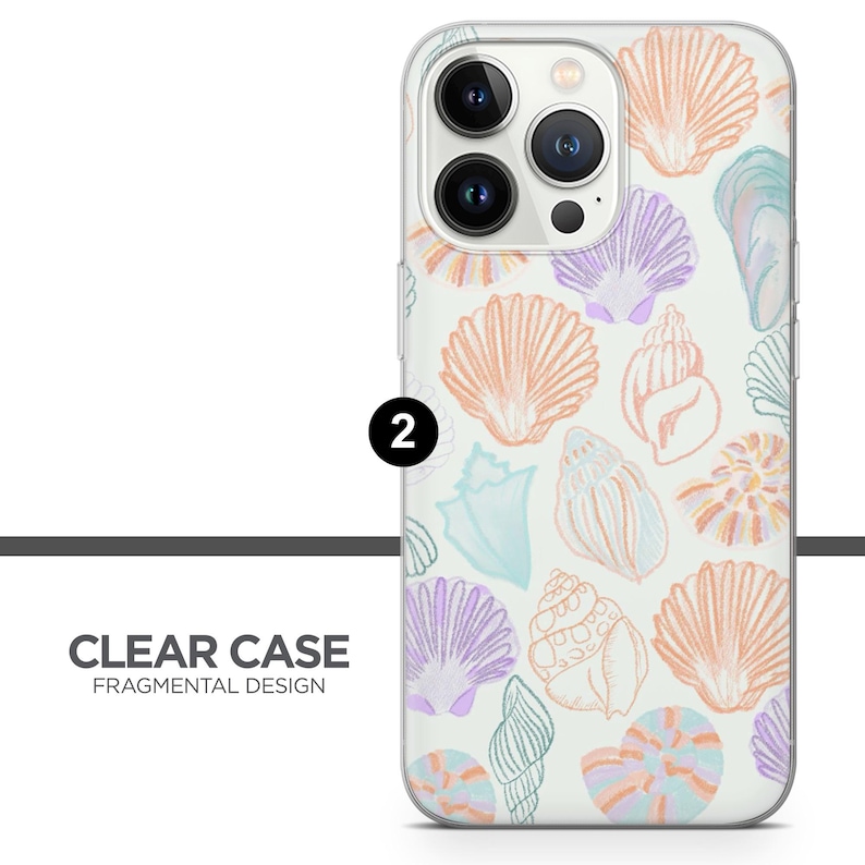 K&ouml;nnte beinhalten: Transparente Handyh&uuml;lle mit einem Design aus pastellfarbenen Muscheln auf wei&szlig;em Hintergrund. Die H&uuml;lle hat eine erh&ouml;hte Kameraabdeckung mit drei Objektiven.