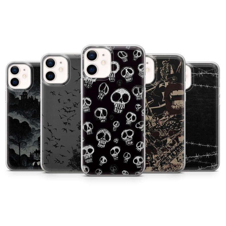 Puede incluir: Cinco fundas para iPhone con diferentes dise&ntilde;os. La primera funda tiene una ilustraci&oacute;n en blanco y negro de un bosque espeluznante. La segunda funda tiene una ilustraci&oacute;n en blanco y negro de murci&eacute;lagos. La tercera funda tiene una ilustraci&oacute;n en blanco y negro de calaveras. La cuarta funda tiene una ilustraci&oacute;n en blanco y negro de un dise&ntilde;o grunge. La quinta funda tiene una ilustraci&oacute;n en blanco y negro de alambre de p&uacute;as.