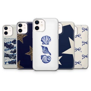 Puede incluir: Cuatro fundas de teléfono diferentes con varios diseños. La primera funda tiene un fondo azul con estrellas blancas y una estrella de estampado de leopardo. La segunda funda tiene un fondo blanco con conchas marinas azules. La tercera funda tiene un fondo azul con una estrella blanca. La cuarta funda tiene un fondo blanco con lazos azules.