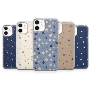 Puede incluir: Cinco fundas transparentes para teléfono con un patrón de estrellas. Las fundas son de diferentes colores, incluyendo azul, beige y blanco. Las fundas son todas para el mismo modelo de teléfono, que tiene una protuberancia de cámara en la parte posterior.