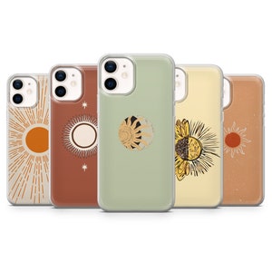Könnte beinhalten: Satz mit fünf Handyhüllen mit verschiedenen Designs mit Sonnen, Monden und Blumen. Die Hüllen sind transparent und haben einen weißen Hintergrund. Die Designs sind in Gelb-, Orange-, Braun- und Weißtönen gehalten.