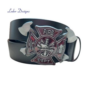 Könnte beinhalten: Schwarzer Ledergürtel mit einer silbernen Metallschnalle, die ein rotes und silbernes Feuerwehr-Emblem mit den Worten "FIRE DEPT" zeigt.