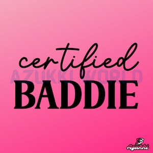 Puede incluir: Un fondo degradado rosa y blanco con el texto "certified BADDIE" en negro.