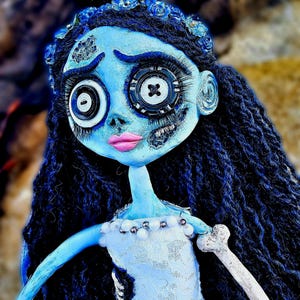 Corpse Bride Horror Art Doll - Handgemachte Emily-inspirierte Figur mit Coraline Knopfaugen, Gothic OOAK Sammlerstück, gruselige Tonpuppe