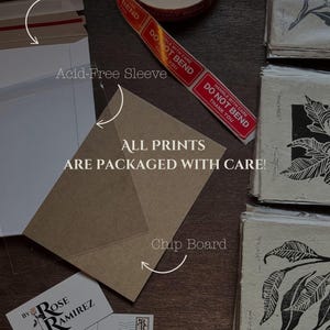 K&ouml;nnte beinhalten: Nahaufnahme eines braunen Spanplatten, einer wei&szlig;en s&auml;urefreien H&uuml;lle und eines stabilen Versandschachtels mit einem roten "Vorsichtig behandeln, Nicht knicken"-Etikett. Das Paket ist mit "Alle Drucke werden mit Sorgfalt verpackt!" beschriftet und enth&auml;lt eine Visitenkarte mit dem Text "Von Rose Ramirez".