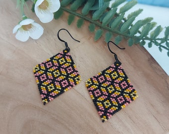 Yellow to pink - modern beaded earrings with geometric pattern. Colours black, shades of yellow and pink/rose. Colorful handmade jewelry.