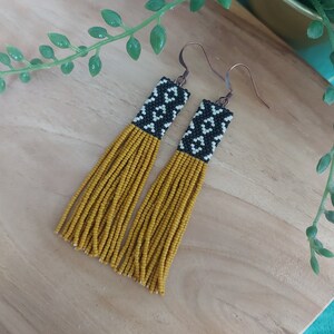 Rhombus – moderner, perlenbesetzter Fransenohrring mit geometrischem Muster, Farben Schwarz, Creme und Senf. Geschenk für Freundin/Brautjungfern/sich selbst.