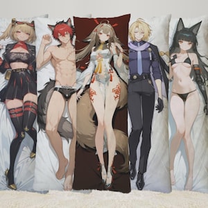 Puede incluir: Cinco fundas de almohada de cuerpo entero rectangulares con ilustraciones de personajes de estilo anime. Los personajes se muestran con diferentes atuendos y poses, con diversos tonos de piel y colores de cabello. Las almohadas están sobre una superficie blanca.