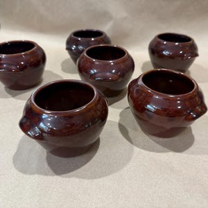 Set di 6 ciondoli in ceramica vintage degli anni '50 di H.J. Heinz McCoy, modello piccolo a forma di pentola per fagioli - Made in USA.