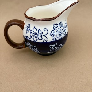 Jarra de cerámica Signature Napa Valley Line, de dos tonos, azul y blanca, con diseño floral.