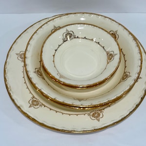 Vintage Crooksville China co. USA warranted 22 karat gold trim . Set of 2 dinner plates, 2 soup bowls, 2 fruit bowls.
