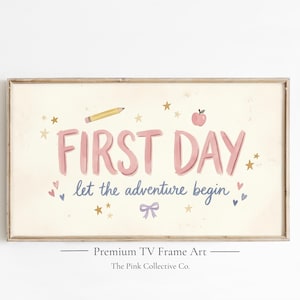 Könnte beinhalten: Ein rechteckiges gerahmtes Wandbild mit cremefarbenem Hintergrund, dem rosa Schriftzug FIRST DAY und dem blauen Text let the adventure begin. Das Design zeigt einen gelben Stift, einen roten Apfel, goldene Sterne, kleine Herzen und eine Schleife.