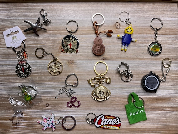 HMF this 90s style keychain clip : r/HelpMeFind