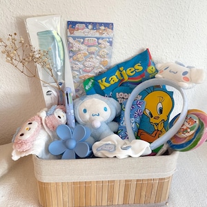 Geschenkbox für sie Kawaii Mystery Box, Überraschungsbox, süßes Plüschtier, süßes asiatisches Snacks bündeln, süße Snackbox, Urlaub Self Care Box für sie
