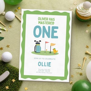 Könnte beinhalten: Eine rechteckige Einladungskarte mit gewelltem grünen Rand und dem Text OLIVER HAS MASTERED ONE, OLLIE sowie Veranstaltungsdetails. Die Grafik zeigt eine Golftasche, eine Fahne und einen gelben Vogel auf einer grünen Grasfläche.