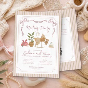Puede incluir: Una tarjeta de invitación rectangular con un borde de rayas beige y un centro blanco con el texto Nesting Party en honor a Sabrina y Trevor. El diseño incluye ilustraciones de una cuna, una planta en maceta, un oso de peluche y un vestido.