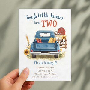 K&ouml;nnte beinhalten: Eine Geburtstagseinladungskarte mit einem blauen Pickup, Sonnenblumen, einer roten Scheune und einer Kuh. Der Text lautet: Tough Little Farmer Turns TWO, Max is turning 2!, Saturday, June 14th, 11:00 AM - 2:00 PM, 123 Main Street, Anytown, RSVP to Mom @ 555.123.4567 by June 1st.