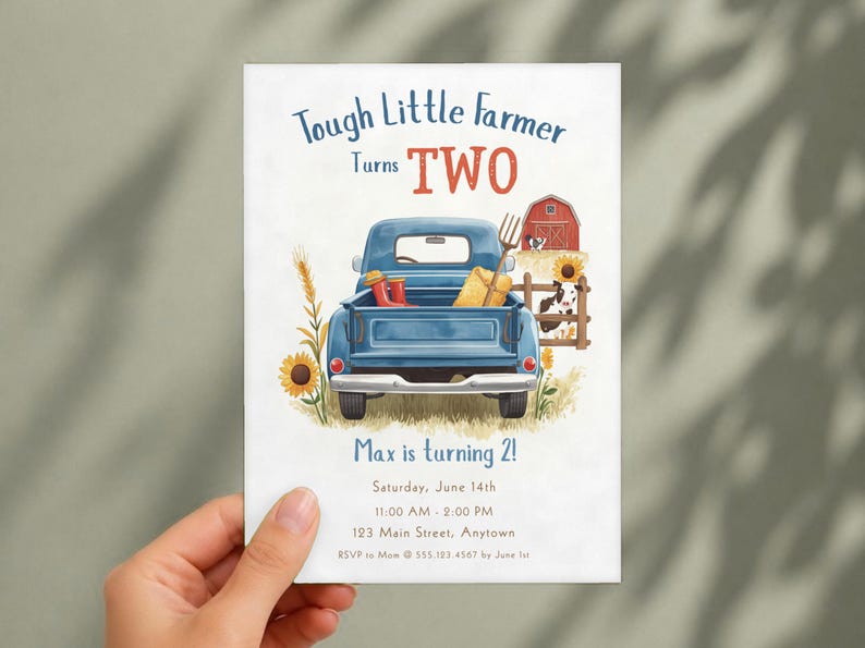 K&ouml;nnte beinhalten: Eine Geburtstagseinladungskarte mit einem blauen Pickup, Sonnenblumen, einer roten Scheune und einer Kuh. Der Text lautet: Tough Little Farmer Turns TWO, Max is turning 2!, Saturday, June 14th, 11:00 AM - 2:00 PM, 123 Main Street, Anytown, RSVP to Mom @ 555.123.4567 by June 1st.