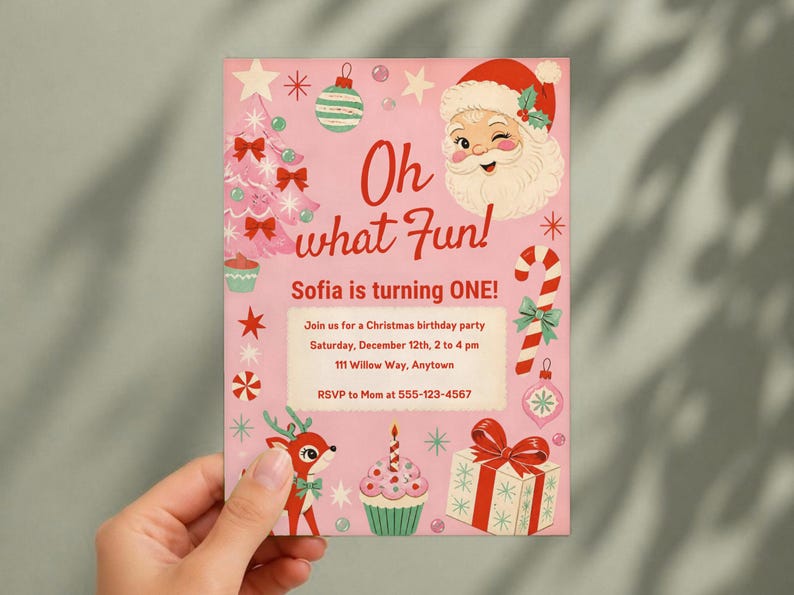 Puede incluir: Una tarjeta de invitaci&oacute;n de cumplea&ntilde;os rectangular de color rosa con un Santa Claus que gui&ntilde;a un ojo, un &aacute;rbol de Navidad decorado, un reno, un cupcake y un regalo. El texto dice: Oh what Fun! Sofia is turning ONE! Join us for a Christmas birthday party.