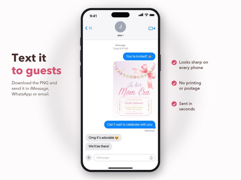 Puede incluir: Una pantalla de smartphone que muestra una conversaci&oacute;n de iMessage. El mensaje contiene una invitaci&oacute;n digital con tem&aacute;tica rosa, con un collar de perlas, un lazo y el texto In her Mom Era, seguido de los detalles del evento de Sarah Johnson.