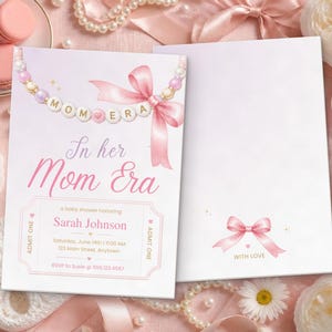 Puede incluir: Una tarjeta de invitaci&oacute;n para baby shower blanca con un gr&aacute;fico de collar de cuentas rosa con el texto "MOM ERA" y un lazo rosa. La tarjeta incluye el texto "In her Mom Era", "Sarah Johnson" y detalles del evento. Se incluye una tarjeta a juego con un lazo rosa.