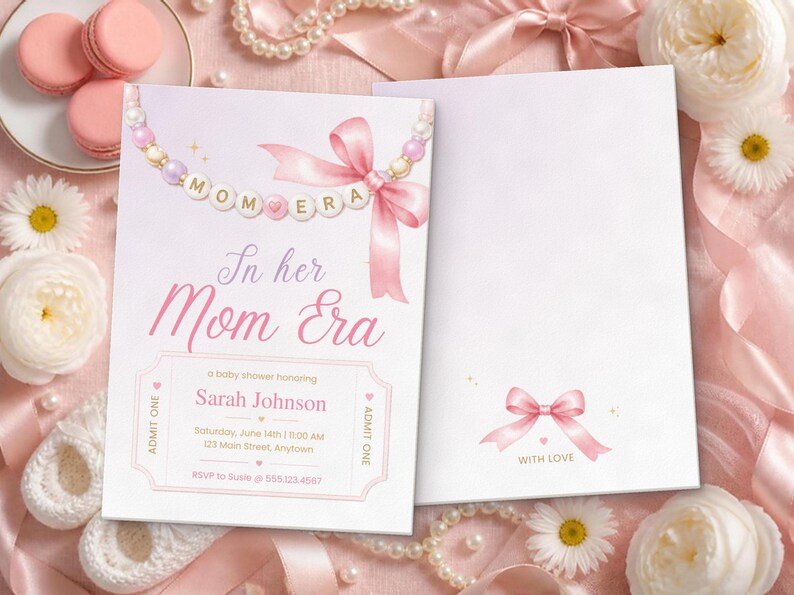 Puede incluir: Una tarjeta de invitaci&oacute;n para baby shower blanca con un gr&aacute;fico de collar de cuentas rosa con el texto "MOM ERA" y un lazo rosa. La tarjeta incluye el texto "In her Mom Era", "Sarah Johnson" y detalles del evento. Se incluye una tarjeta a juego con un lazo rosa.