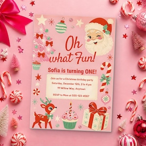 Può includere: Un biglietto d'invito di compleanno rettangolare rosa con un Babbo Natale che fa l'occhiolino, una renna, un cupcake e un regalo. Il testo recita Oh what Fun! Sofia is turning ONE! Join us for a Christmas birthday party Saturday, December 12th, 2 to 4 pm, 111 Willow Way, Anytown, RSVP to Mom at 555-123-4567.