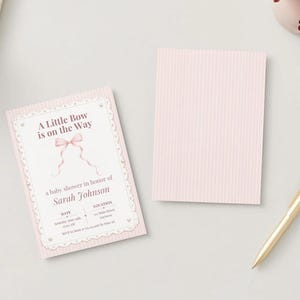 Puede incluir: Dos tarjetas de invitaci&oacute;n rectangulares para baby shower con un patr&oacute;n de rayas finas de color rosa claro. Una tarjeta presenta un centro blanco con una ilustraci&oacute;n de un lazo rosa y el texto A Little Bow is on the Way, a baby shower in honor of Sarah Johnson.