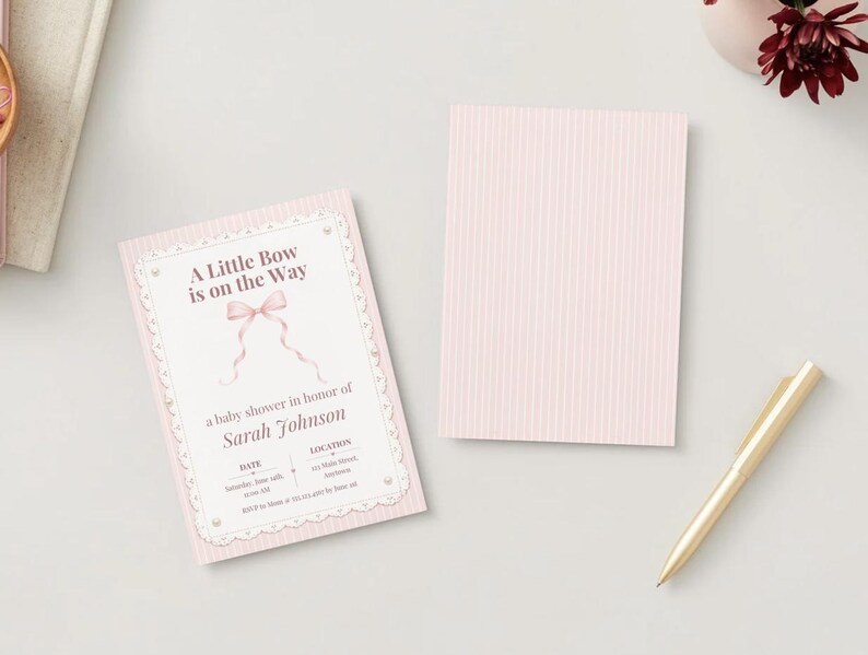 Puede incluir: Dos tarjetas de invitaci&oacute;n rectangulares para baby shower con un patr&oacute;n de rayas finas de color rosa claro. Una tarjeta presenta un centro blanco con una ilustraci&oacute;n de un lazo rosa y el texto A Little Bow is on the Way, a baby shower in honor of Sarah Johnson.
