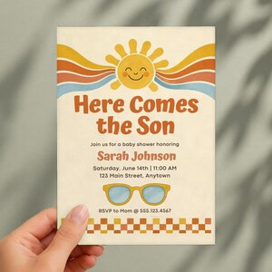 Pu&ograve; includere: Un biglietto d'invito rettangolare per baby shower con un sole giallo sorridente, linee ondulate arancioni, rosse e blu. Il testo recita Here Comes the Son, Sarah Johnson, Saturday, June 14th, 11:00 AM, 123 Main Street, Anytown, e RSVP to Mom 555.123.4567, con occhiali da sole gialli e un bordo a scacchi.