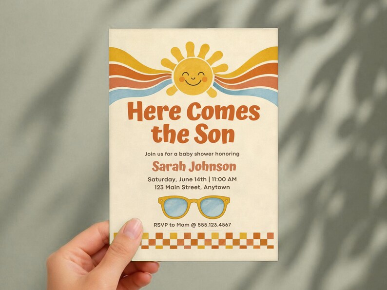 Pu&ograve; includere: Un biglietto d'invito rettangolare per baby shower con un sole giallo sorridente, linee ondulate arancioni, rosse e blu. Il testo recita Here Comes the Son, Sarah Johnson, Saturday, June 14th, 11:00 AM, 123 Main Street, Anytown, e RSVP to Mom 555.123.4567, con occhiali da sole gialli e un bordo a scacchi.