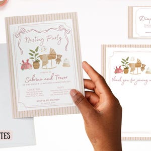 Pode incluir: Um conjunto de convites editáveis para chá de bebê e um cartão de rifa de fraldas. Os convites apresentam uma ilustração em aquarela de um carrinho de bebê, um ursinho de pelúcia e plantas em vasos. O logotipo da Canva e "EDITABLE TEMPLATES" também são visíveis.