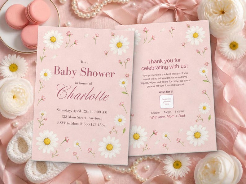 Puede incluir: Dos tarjetas de invitaci&oacute;n rectangulares para baby shower en rosa suave con ilustraciones de margaritas blancas. La tarjeta de la izquierda dice It's a Baby Shower in honor of Charlotte con los detalles del evento.