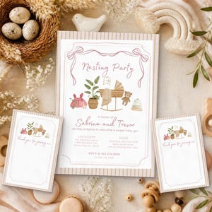 Puede incluir: Una tarjeta de invitación rectangular y dos tarjetas pequeñas a juego con el texto Nesting Party, Sabrina and Trevor, y Thank you for joining me. Las tarjetas muestran ilustraciones de una cuna, una planta, un vestido y un oso de peluche.