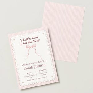 Puede incluir: Una tarjeta de invitaci&oacute;n rectangular para baby shower con fondo de rayas rosa claro y un panel central blanco con una ilustraci&oacute;n de lazo rosa. El texto dice A Little Bow is on the Way, a baby shower in honor of Sarah Johnson.