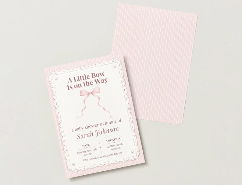 Puede incluir: Una tarjeta de invitaci&oacute;n rectangular para baby shower con fondo de rayas rosa claro y un panel central blanco con una ilustraci&oacute;n de lazo rosa. El texto dice A Little Bow is on the Way, a baby shower in honor of Sarah Johnson.
