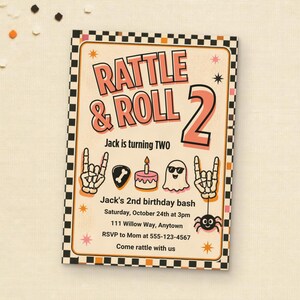 Puede incluir: Una tarjeta de invitaci&oacute;n de cumplea&ntilde;os rectangular con un borde de cuadros blancos y negros. El texto dice RATTLE & ROLL 2, Jack is turning TWO y Jack's 2nd birthday bash. Los gr&aacute;ficos incluyen manos de esqueleto, una p&uacute;a, un pastel, un fantasma y una ara&ntilde;a.