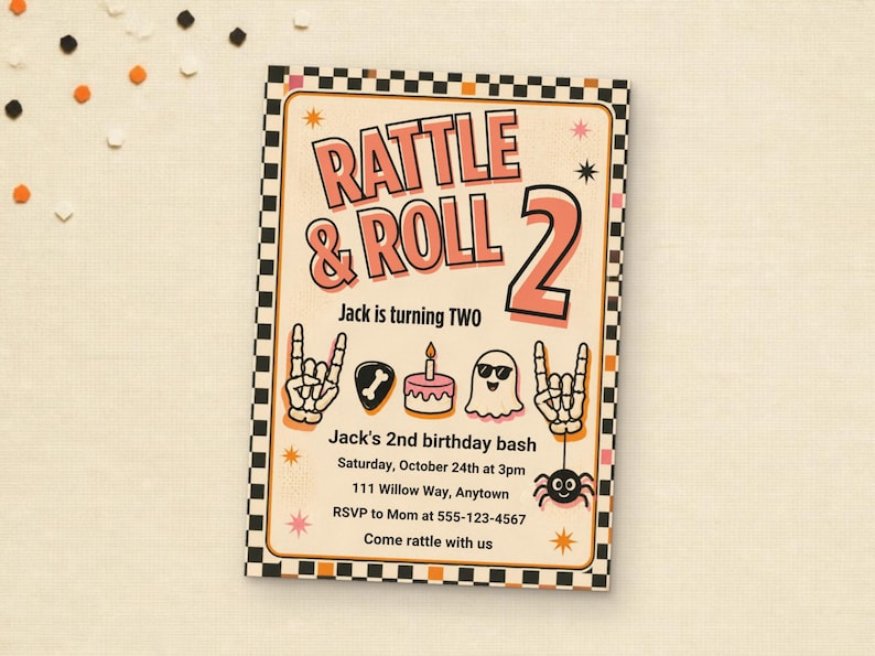 Puede incluir: Una tarjeta de invitaci&oacute;n de cumplea&ntilde;os rectangular con un borde de cuadros blancos y negros. El texto dice RATTLE & ROLL 2, Jack is turning TWO y Jack's 2nd birthday bash. Los gr&aacute;ficos incluyen manos de esqueleto, una p&uacute;a, un pastel, un fantasma y una ara&ntilde;a.