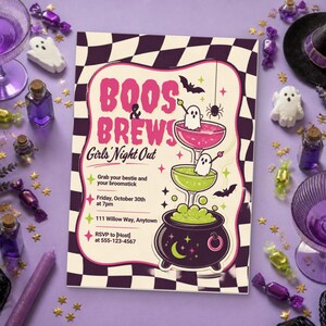 Pu&ograve; includere: Un invito rettangolare per una festa di Halloween con un bordo a scacchi bianchi e neri e un centro color crema. Il testo recita Boos & Brews Girls' Night Out, con i dettagli per venerd&igrave; 30 ottobre alle 19:00, 111 Willow Way, Anytown.